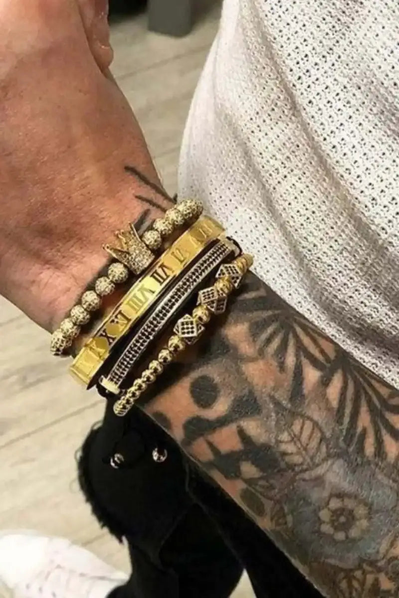 King Deluxe Gold Bracelet close-up